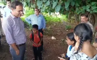 कटनी: सड़क किनारे कलेक्टर की लगी 'पाठशाला', बच्चों से पूछे पहाड़े और ABCD, कॉपी-पेन देकर बढ़ाया उत्साह
