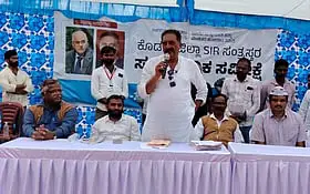 ಮೂರ್ನಾಡು ಸಮೀಪದ ಪಾಲೆಮಾಡುವಿನ ಕ್ಯಾನ್ಶಿರಾಂ ನಗರದಲ್ಲಿ ಏರ್ಪಡಿಸಿದ್ದ ಎಸ್‌ಐಆರ್ ಸಂತ್ರಸ್ತರ ಸಾರ್ವಜನಿಕ ಸಮೀಕ್ಷೆಯಲ್ಲಿ ಬಹುಭಾಷಾ ನಟ ಪ್ರಕಾಶ್ ರಾಜ್ ಮಾತನಾಡಿದರು. ಡಿ.ಎಸ್. ನಿರ್ವಾಣಪ್ಪ, ಅಮೀನ್ ಮೊಹಿಸೀನ್, ಮೊಣ್ಣಪ್ಪ, ಭೋಜಣ್ಣ ಸೋಮಯ್ಯ ಇದ್ದರು.