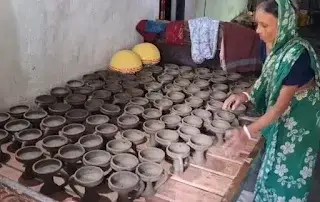 কুমোরের চাকায় পুজোর গন্ধ, ধুনুচি-প্রদীপ গড়তে ব্যস্ত মৃৎশিল্পীরা