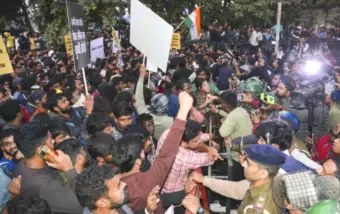 70वीं BPSC पर छात्रों का महाआंदोलन: गांधी मैदान से राजभवन तक मार्च, बैरिकेडिंग टूटी और उठी परीक्षा रद्द करने की मांग