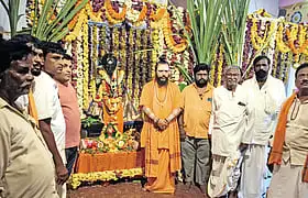 ಕಲಾದಗಿಯ ಗ್ರಾಮದಲ್ಲಿರುವ ಪಂಚಗ್ರಹ ಸಂಸ್ಥಾನ ಹಿರೇಮಠದ ಪೂಜ್ಯದ್ವಯರಾದ ಲಿಂ. ಪಡದಪ್ಪಯ್ಯ ಮಹಾಸ್ವಾಮಿಗಳ ಗದ್ದುಗೆಯ ಎದುರು ಗಂಗಾಧರ ಶ್ರೀಗಳು ಮತ್ತು ಭಕ್ತರು.