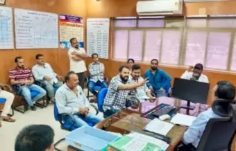 Ratnagiri News - उक्षी गावात वीज पुरवठ्याचा सहा दिवसांपासून बोजवारा; ग्रामस्थांची महावितरण कार्यालयात धडक