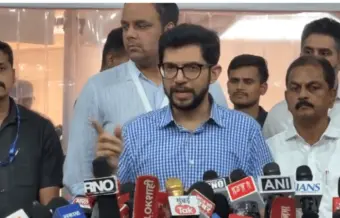 पावसाळ्यात झालेल्या नुकसानीबाबत कुणी प्रश्न विचारू नये म्हणून मिंधे सलाईन लावून बसले होते; आदित्य ठाकरे यांचा घणाघात
