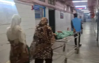 भाभी से विवाद के बीच देवरानी और युवक पर चाकू से हमला, दो घायल