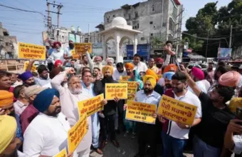 AAP Protests in Jalandhar & Pathankot Against Additional Charges on UPI, AAP Karyakartas Raise Slogans Against Modi Government & Burn Effigy