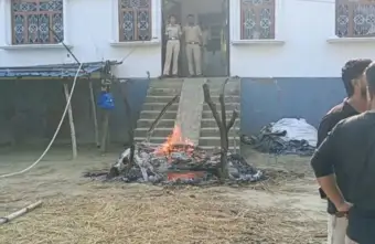 साबुन के बहाने​​​​ रची मर्डर की साजिश! छात्रा की मौत पर गुस्साए गांववाले, आरोपी के घर के सामने ही जलाई चिता