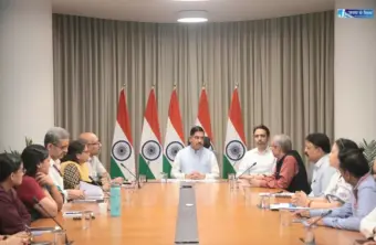 प्रह्लाद जोशी ने संभाला शिक्षा मंत्रालय, पहले ही दिन वरिष्ठ अधिकारियों संग की बैठक