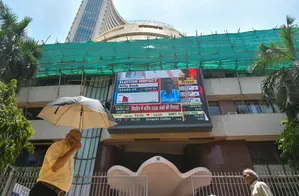 उतार-चढ़ाव के बाद सेंसेक्स सपाट बंद, निफ्टी में 33 प्रतिशत तक की बढ़त, आईटी शेयरों में सबसे ज्यादा गिरावट