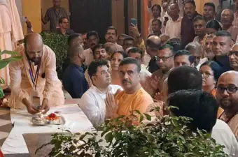 শনিবার রাধাষ্টমীর সন্ধ্যায় বাগবাজার গৌড়ীয় মাঠে আরতি করলেন মুখ্যমন্ত্রী