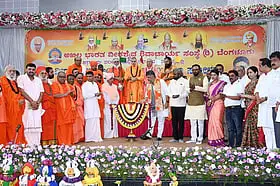 ವೀರಶೈವ ಲಿಂಗಾಯತ ಧರ್ಮ ಸಂರಕ್ಷಣಾ ಸಮ್ಮೇಳನವನ್ನು ಮುಖ್ಯಮಂತ್ರಿ ಡಿ.ಕೆ.ಶಿವಕುಮಾರ್ ಉದ್ಘಾಟಿಸಿದರು. ಜಗದ್ಗುರು ಪಂಚಪೀಠಾಧೀಶ್ವರರು, ವಿವಿಧ ಮಠಗಳ ಸ್ವಾಮೀಜಿಗಳು, ಮುಖಂಡರು ಉಪಸ್ಥಿತರಿದ್ದರು.