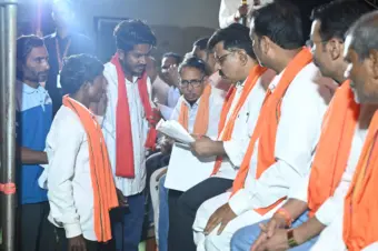 गृहमंत्री विजय शर्मा ने बच्चों को देखकर रुकवाया काफिला, खिलाई चॉकलेट