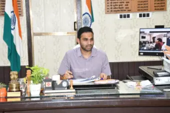 देवरिया में लापरवाह अधिकारियों पर डीएम का चाबुक: 4 ADO पंचायत को कारण बताओ नोटिस, 3 दिन में मांगा जवाब