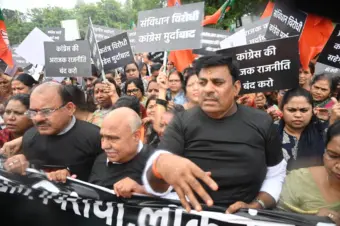 Rahul Gandhi : राहुल गांधी के दिल्ली धरने के विरोध में भोपाल में बीजेपी का प्रदर्शन, कांग्रेस कार्यालय का किया घेराव