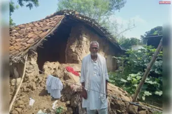 बारिश के कहर में भरभराकर गिरा गरीब परिवार का मिट्टी का आशियाना, बनवा में निशा पत्नी शौकत अली का परिवार खुले आसमान के नीचे, जिम्मेदारों की अनदेखी से ग्रामीणों में आक्रोश