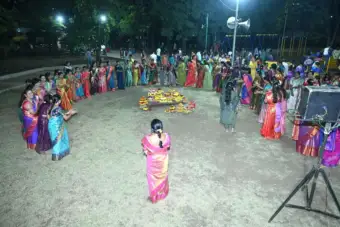 अष्टमीदिनी पूर्व भागात घुमला तेलुगू लोकगीत  'ब्रतुकम्मा ब्रतुकम्मा उय्यालो.