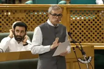 ജമ്മു കശ്മീരിന് പൂര്‍ണ സംസ്ഥാന പദവി: നിയമസഭയില്‍ പ്രമേയം അവതരിപ്പിച്ച്‌ ഒമര്‍ അബ്ദുള്ള; സഭയില്‍ ബിജെപി എംഎല്‍എമാരുടെ കടുത്ത പ്രതിഷേധം
