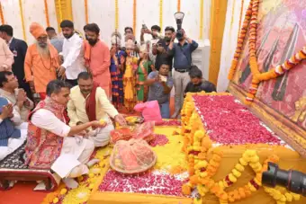 નવરાત્રી પર્વ નિમિત્તે નાયબ મુખ્યમંત્રી શ્રી હર્ષ સંઘવીએ ચોટીલા ખાતે મા ચામુંડાના દર્શન કરી ધ્વજારોહણ કર્યું