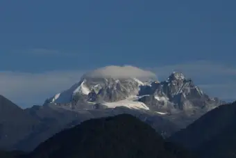 Frank Zappa at 6,000 metres: How vapour becomes spectacle over Kangchenjunga