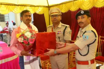 Giridih News : शहीद पुलिस कर्मियों को श्रद्धांजलि, परिजनों को सम्मान
