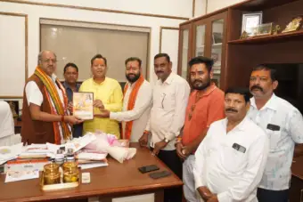 सांसद बृजमोहन अग्रवाल को दशहरा भूमिपूजन का निमंत्रण