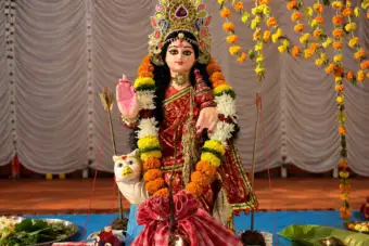লক্ষ্মীপুজোয় দেবীর বাহন হিসাবে কেন পূজিত হয় প্যাঁচা? কী বলছে পুরাণ