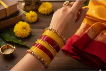 कांच की चूड़ियों का नया क्रेज! त्योहारों पर हाथों की खूबसूरती बढ़ाएंगे ये लेटेस्ट और स्टाइलिश डिजाइंस​​​​​​​