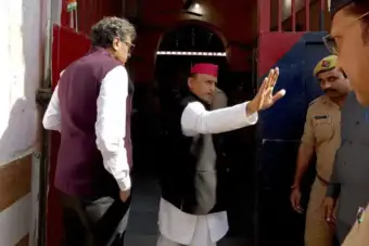 आजम खान से मुलाकात के बाद अखिलेश यादव बोले- 'इतनी ताकत नहीं है कि.'