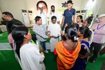 मातृशोक की इस विकट घड़ी में भी नहीं थमा जनसेवा का संकल्प, मुख्यमंत्री के पैतृक गांव नेमरा में उमड़ रहा मुलाकात करने वालों का हुजूम