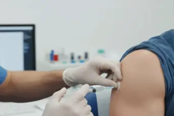 इंजेक्शन दिलं अन् काही मिनिटांतच...
