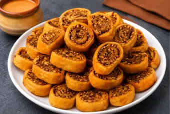 বিস্কুটের বদলে চায়ের সঙ্গে খান মহারাষ্ট্রের বিখ্যাত ভাকরওয়াড়ি, জেনে নিন সহজ রেসিপি