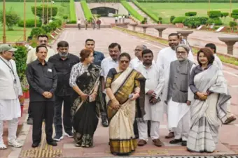 ममता बनर्जी से अलग हुए 17 सांसदों को बीजेपी ने भी एंट्री देने से किया साफ इनकार