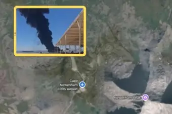 अलास्कातील लष्करी विमानतळावर चार्टर कोसळले, ८ ठार