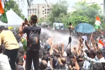 জল কামান চালিয়েও দমানো গেল না পড়ুয়াদের! প্রশ্নফাঁসকাণ্ডে রাঁচিতে বিধানসভা অভিযান ঘিরে ধুন্ধুমার