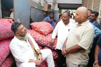 ಹೆದರ್ಕೋಬೇಡ ಎಷ್ಟು ಕೊಡ್ತಾರೆ ಹೇಳು,ಅಧಿಕಾರದ ಬಿಗುಮಾನ ಬದಿಗಿಟ್ಟು ಈರುಳ್ಳಿ ಮೂಟೆ ಮೇಲೆ ಕುಳಿತ ಡಿಕೆಶಿ: ಅನ್ನದಾತನ ಕಣ್ಣೀರಿಗೆ ಕರಗಿದ ನಾಯಕ