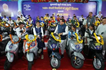 मेधावी विद्यार्थियों को मिली स्कूटी की सौगात, मुख्यमंत्री ने किया वितरण