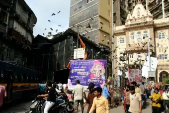 മുംബൈയില്‍ ഗണപതി വിഗ്രഹം തകര്‍ന്നുവീണ് രണ്ട് മരണം; 5 പേര്‍ക്ക് പരിക്ക്, ദുരന്തം ഉത്സവാഘോഷത്തിനിടെ