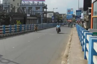 বারাসত ওভারব্রিজ কাঁপছে, আতঙ্কিত নিত্যযাত্রীরা; বিধায়ক দিলেন দ্রুত মেরামতির আশ্বাস