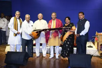 गोपाळ गायन समाजाला १०० वर्षांपूर्वीचा तानपुरा भेट