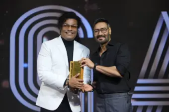 মুম্বইয়ে সুপারস্টারের হাত থেকে অ্যাওয়ার্ড নিলেন ফিল্ম ডিরেক্টর শিলাজিৎ দে ও এসডিএফ প্রোডাকশন