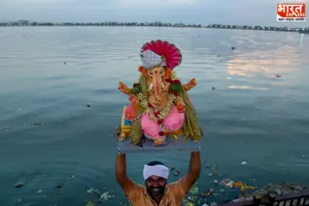 Ganpati Visarjan 2026: बप्पा को विसर्जन के लिए ले जाते वक्त किस दिशा में होना चाहिए मूर्ति का चेहरा? जानिए सही नियम