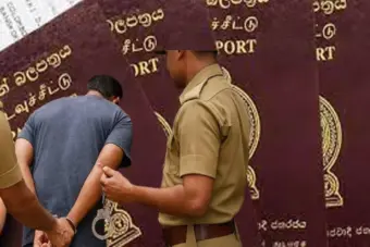 48 கடவுச்சீட்டுகளுடன் 70 வயது முதியவர் கைது