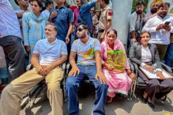 സമരം ഫലം കണ്ടു;പെല്ലറ്റ് ഗണ്‍ ആക്രമണത്തില്‍ കേസെടുത്തു;രാഹുല്‍ സഹിലുമൊത്ത് കുത്തിയിരുന്നത് 6മണിക്കൂര്‍