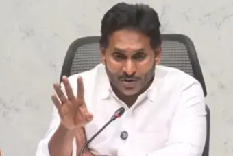 వైసీపీలో నెంబర్ 1 సర్దేసుకుంటున్నారా ?