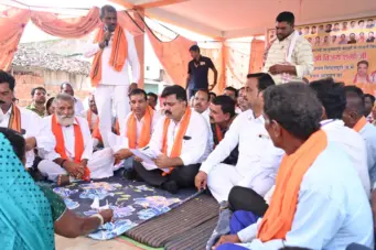 गांव-गांव पहुंचे डिप्टी CM विजय शर्मा: ग्रामीणों संग बैठकर सुनी समस्याएं, करोड़ों नहीं लेकिन विकास कार्यों की सौगात दी, बच्चों को चॉकलेट भी खिलाई