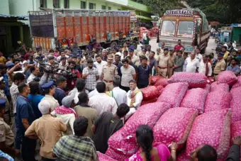 ರೈತರ ವಿಮೆ ಹಣ ಕಟ್ಟದ ಸ್ವಸಹಾಯ ಸೊಸೈಟಿಯ ಕಾರ್ಯದರ್ಶಿ ವಜಾಕ್ಕೆ ಸಿಎಂ ಡಿ.ಕೆ.ಶಿವಕುಮಾರ್ ಸೂಚನೆ