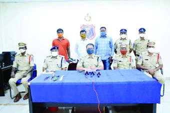 హత్య కేసులో ముగ్గురు నిందితులను అరెస్టు