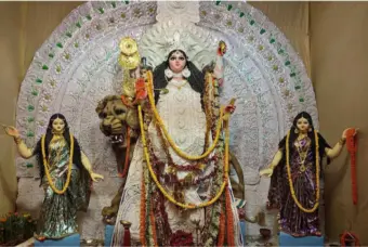 বর্ধমান জেলার একাধিক দুর্গা পুজোতে দেবী দুর্গার সঙ্গে চার সন্তান নয়, আছে দুই প্ৰিয় সখী জয়া আর বিজয়া