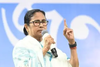 পার্ক স্ট্রিট বিতর্কে অগ্নিমিত্রাকে নাম না করে নিশানা মমতার: 'মায়ের অভিশাপ সবচেয়ে বড় অভিশাপ', পরিবারকে পাশে থাকার বার্তা