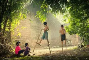 কাঠের সেতু খেলা: ভারসাম্য আর সাহসের হারিয়ে যাওয়া শৈশব।