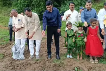 नर्मदापुरम में पर्यावरण संरक्षण की अनोखी पहल, एक दिन में बिखेरी गईं 2 लाख से अधिक सीड बॉल